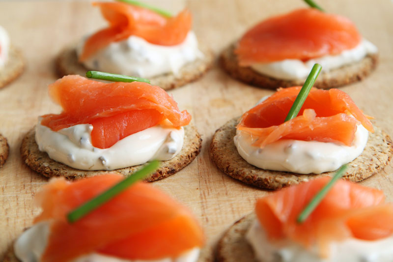 smoked-salmon-and-chives-on-crackers
