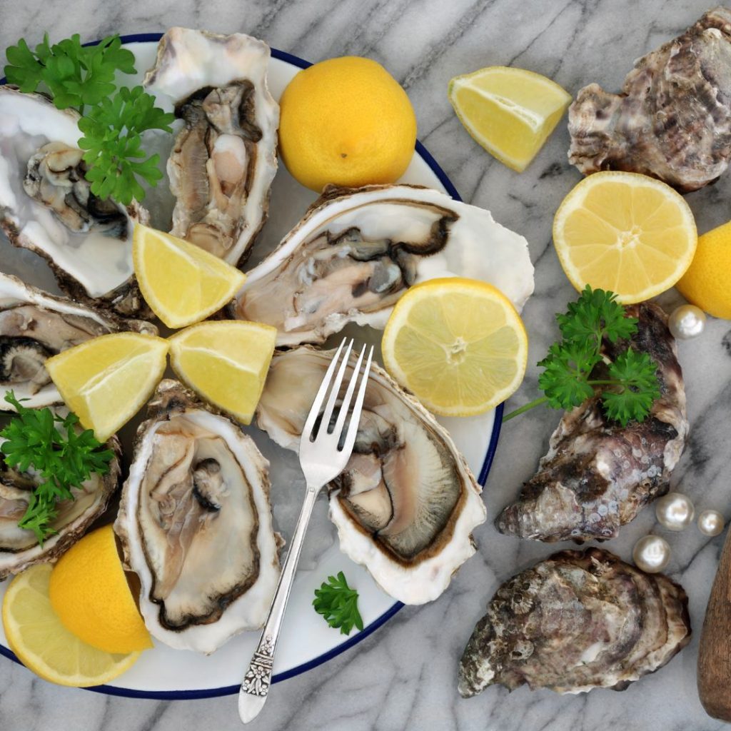 Freshly-prepared-shucked-oysters-with-lemon-